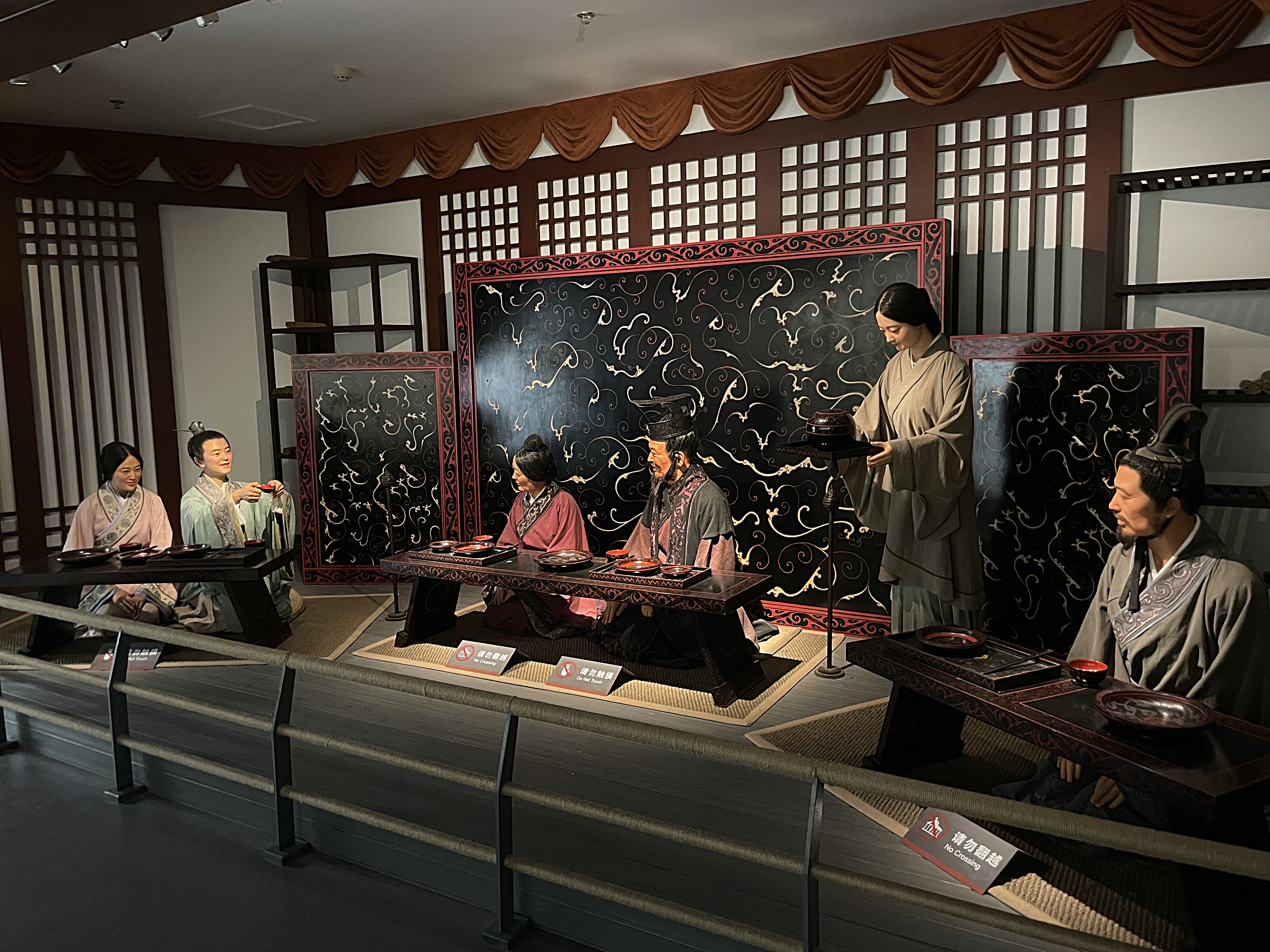丹漆神韻——楚秦漢漆器精品展（秦漢家居生活場景）.jpg