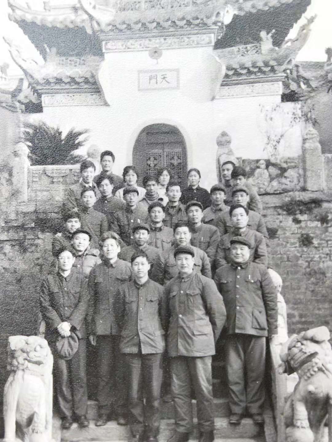 3  開(kāi)元觀祖師殿（20世紀(jì)70年代，荊州地區(qū)博物館工作人員合影）.jpg