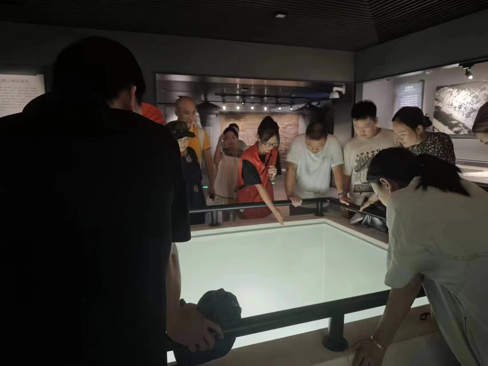 3.1大學(xué)生講解五大夫遂.jpg