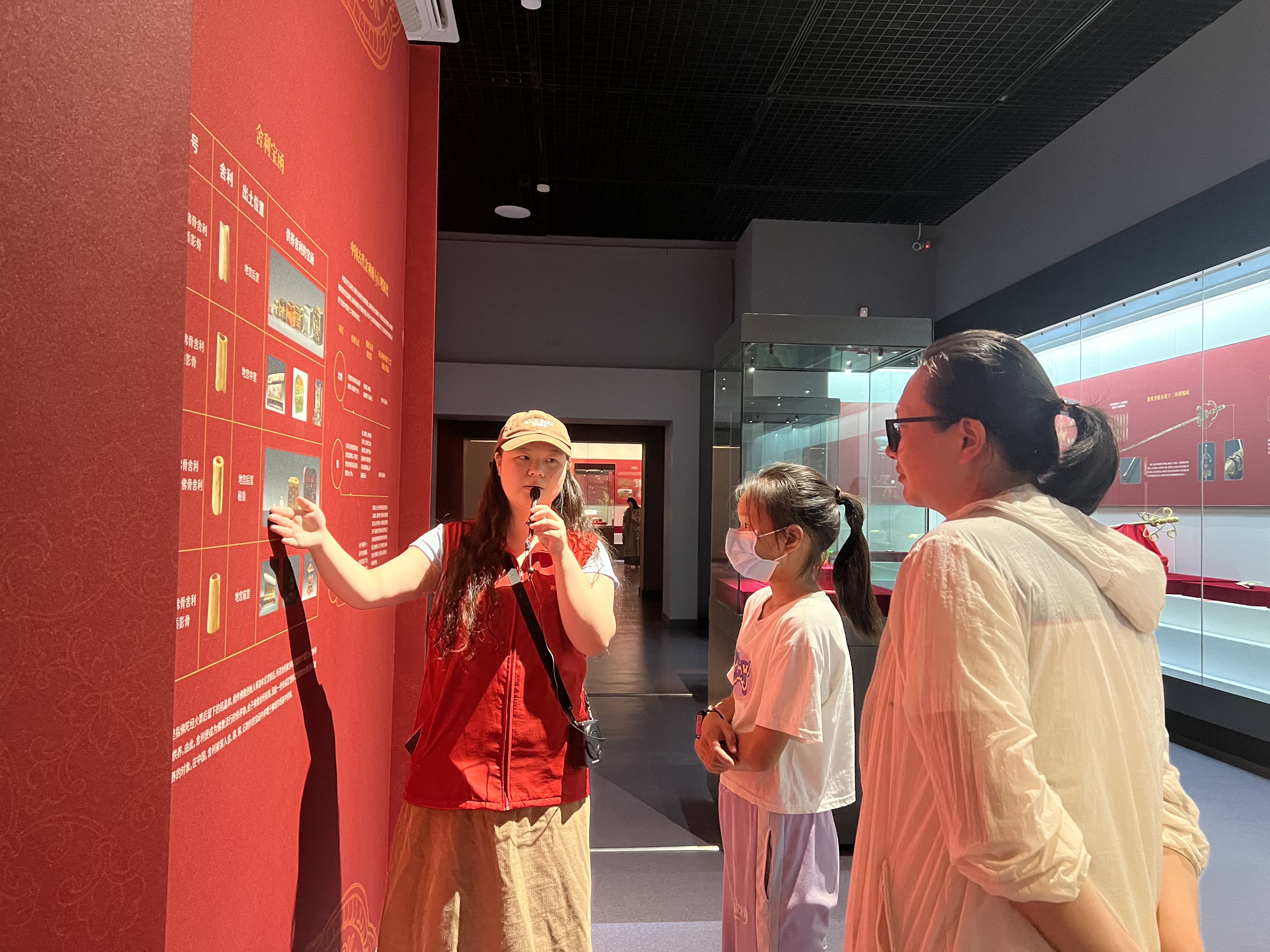 3.3大學(xué)生志愿講解臨展.jpg
