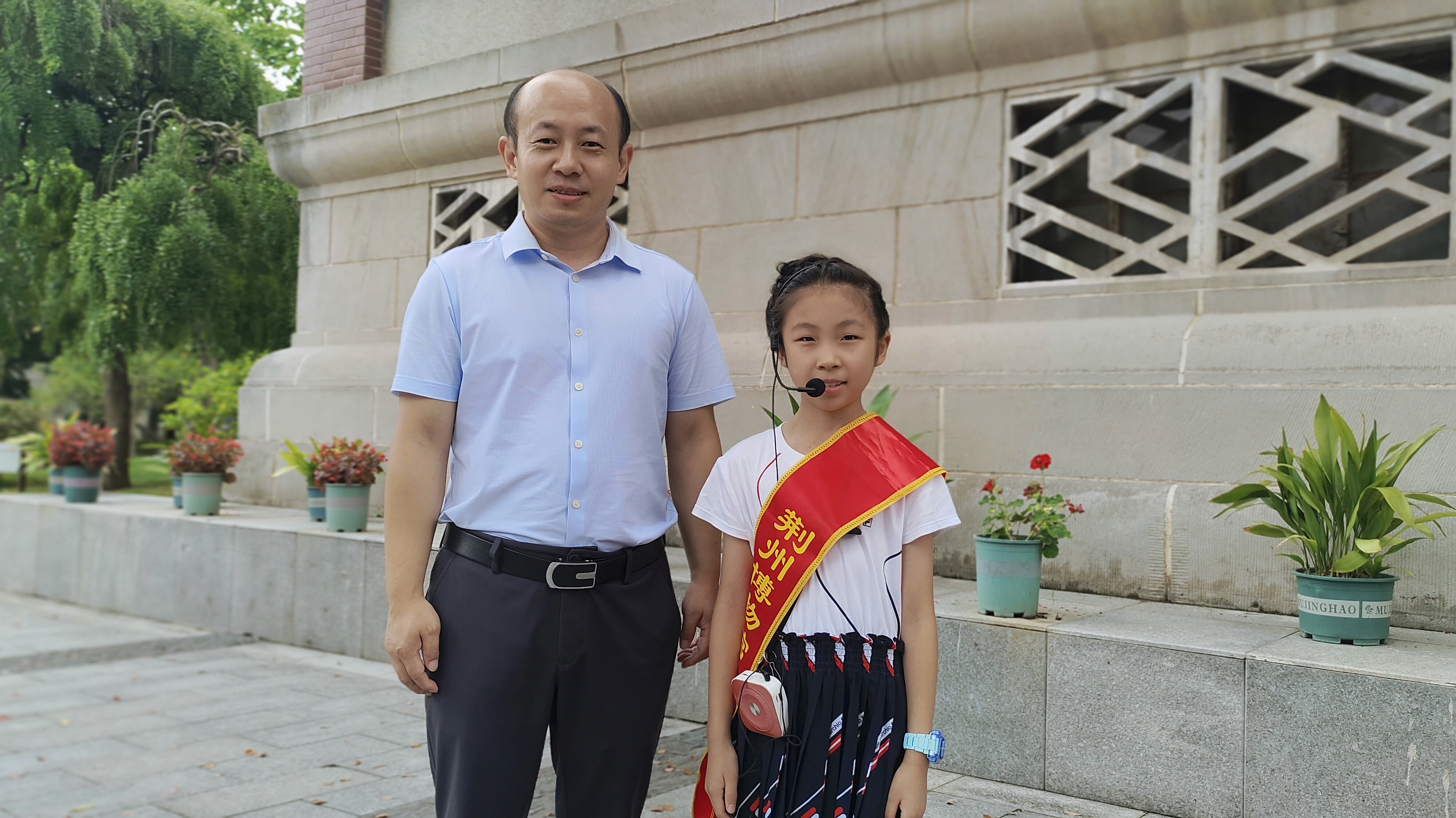5.2小學(xué)生志愿者與李亮?xí)浐嫌?jpg