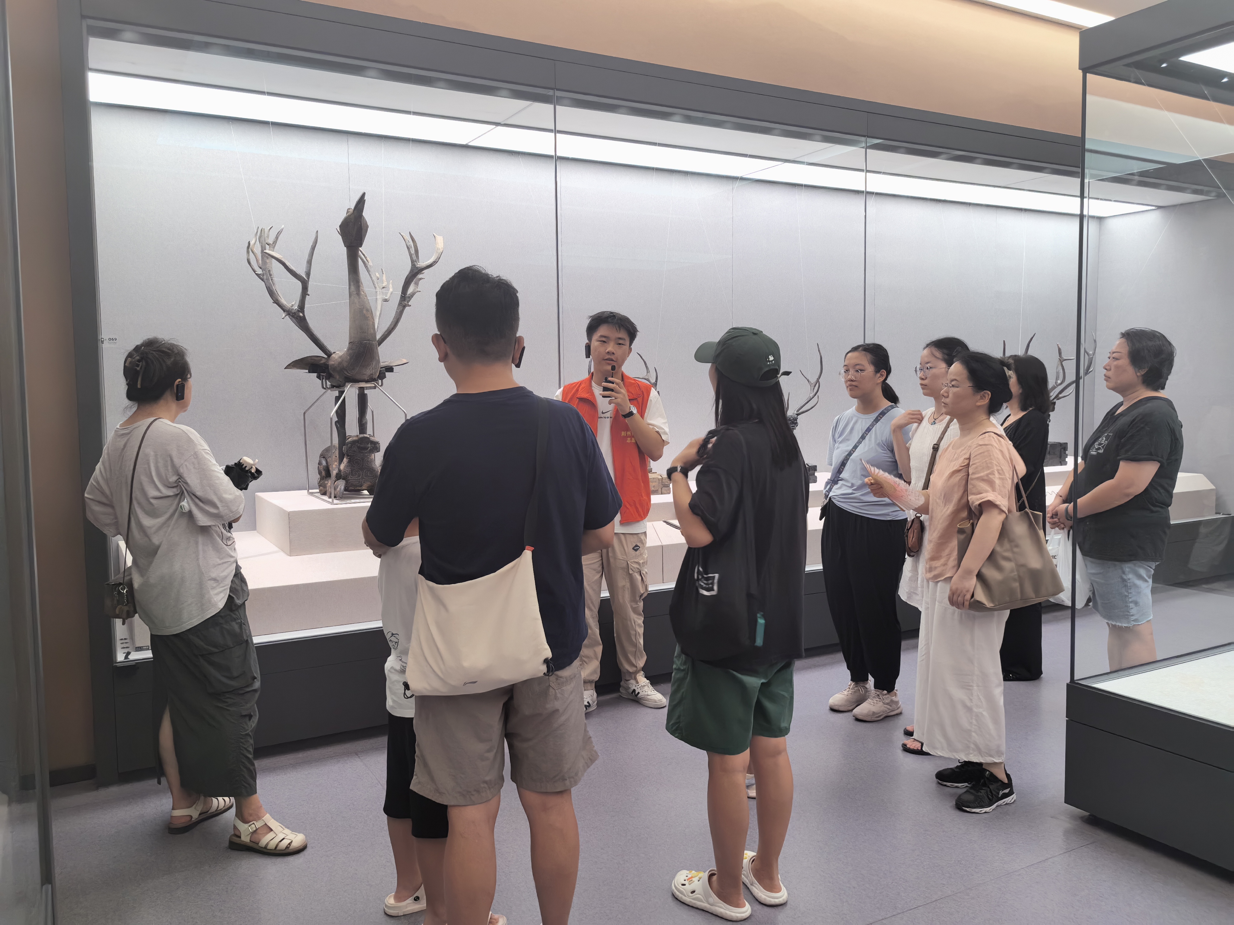 志愿者講解員帶大家參觀漆器展1.jpg