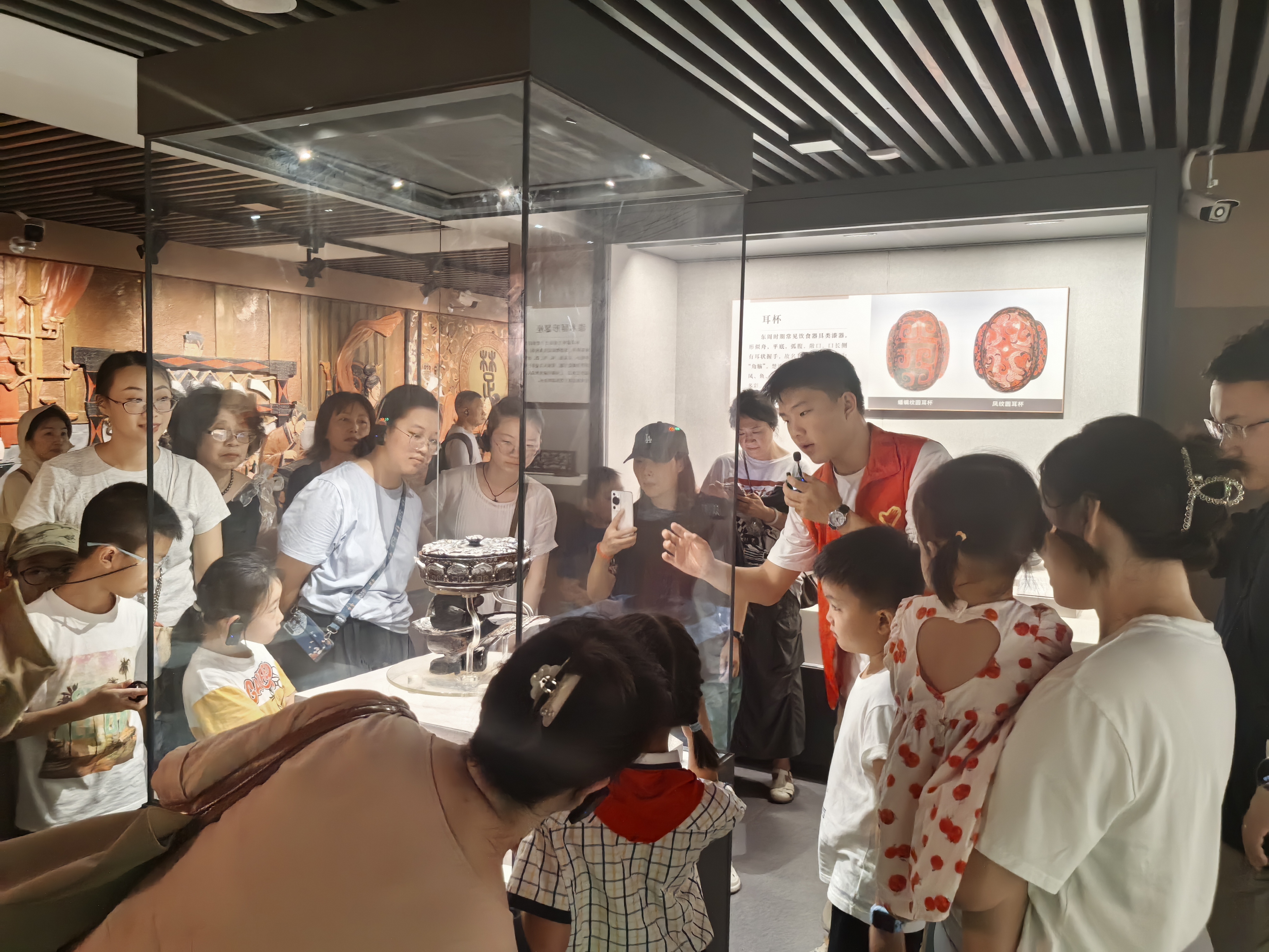 志愿者講解員帶大家參觀漆器展2.jpg