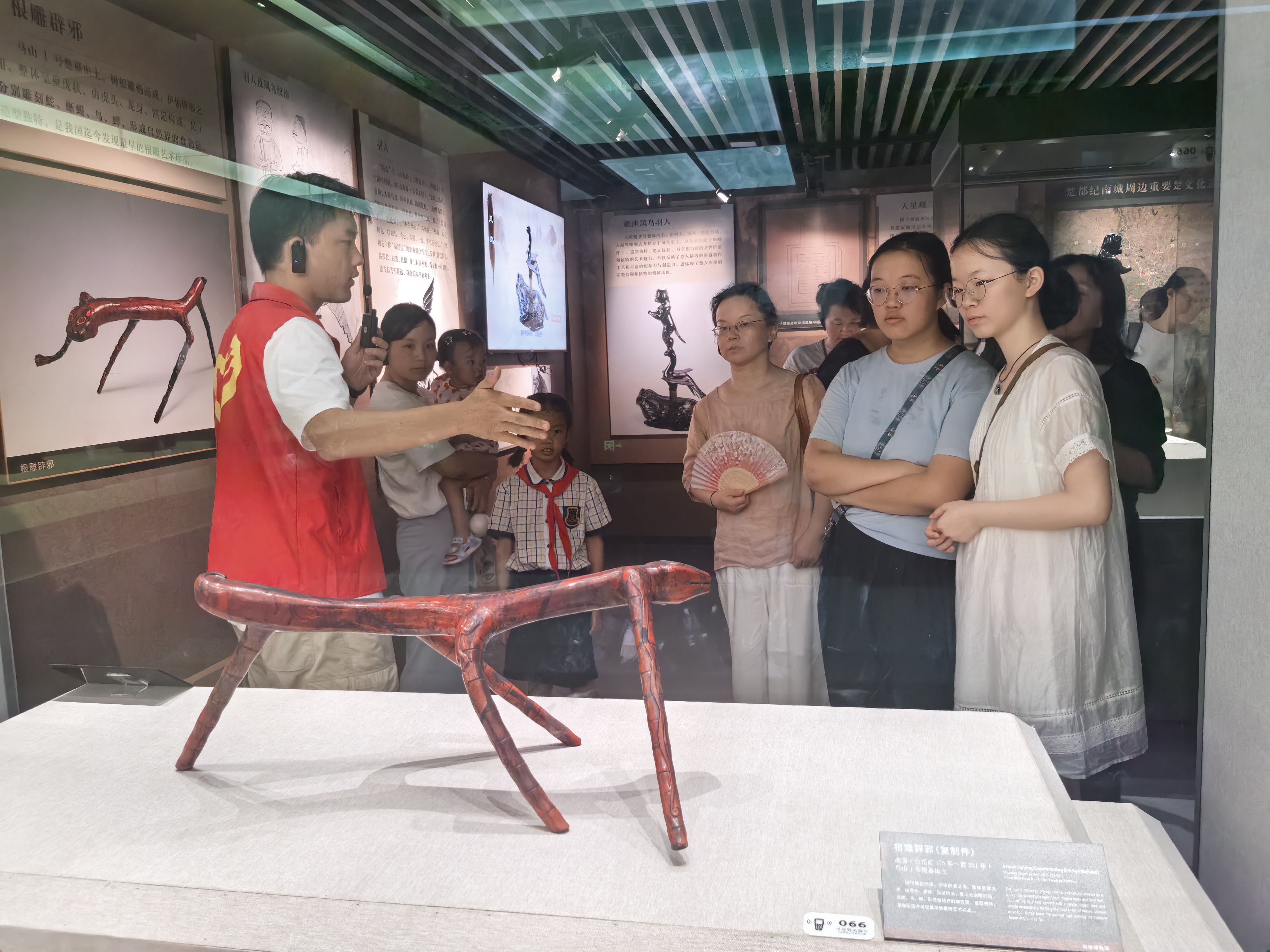 志愿者講解員帶大家參觀漆器展3.jpg