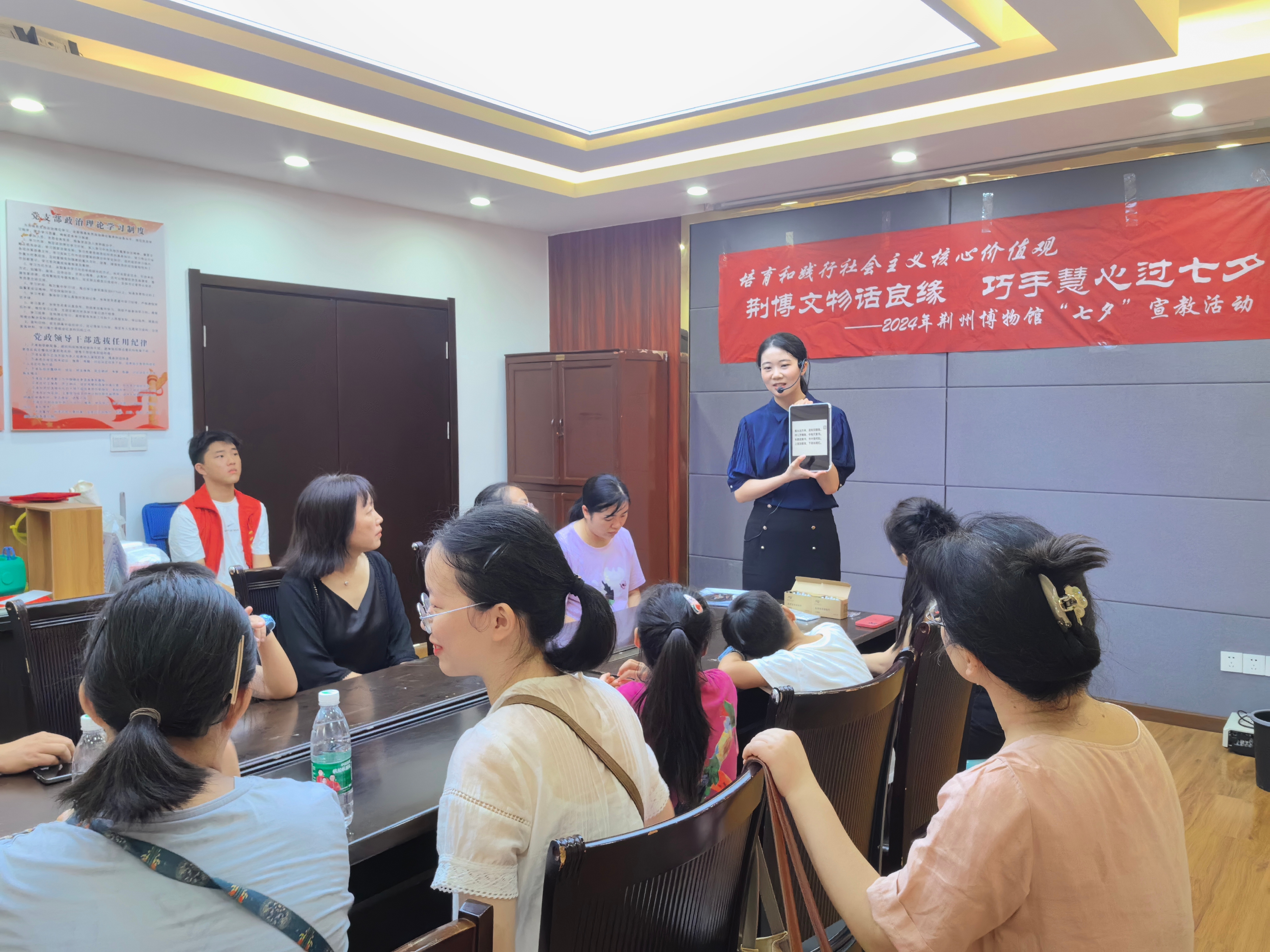 講解員與觀眾分享傳統(tǒng)文化中的愛情故事1.jpg