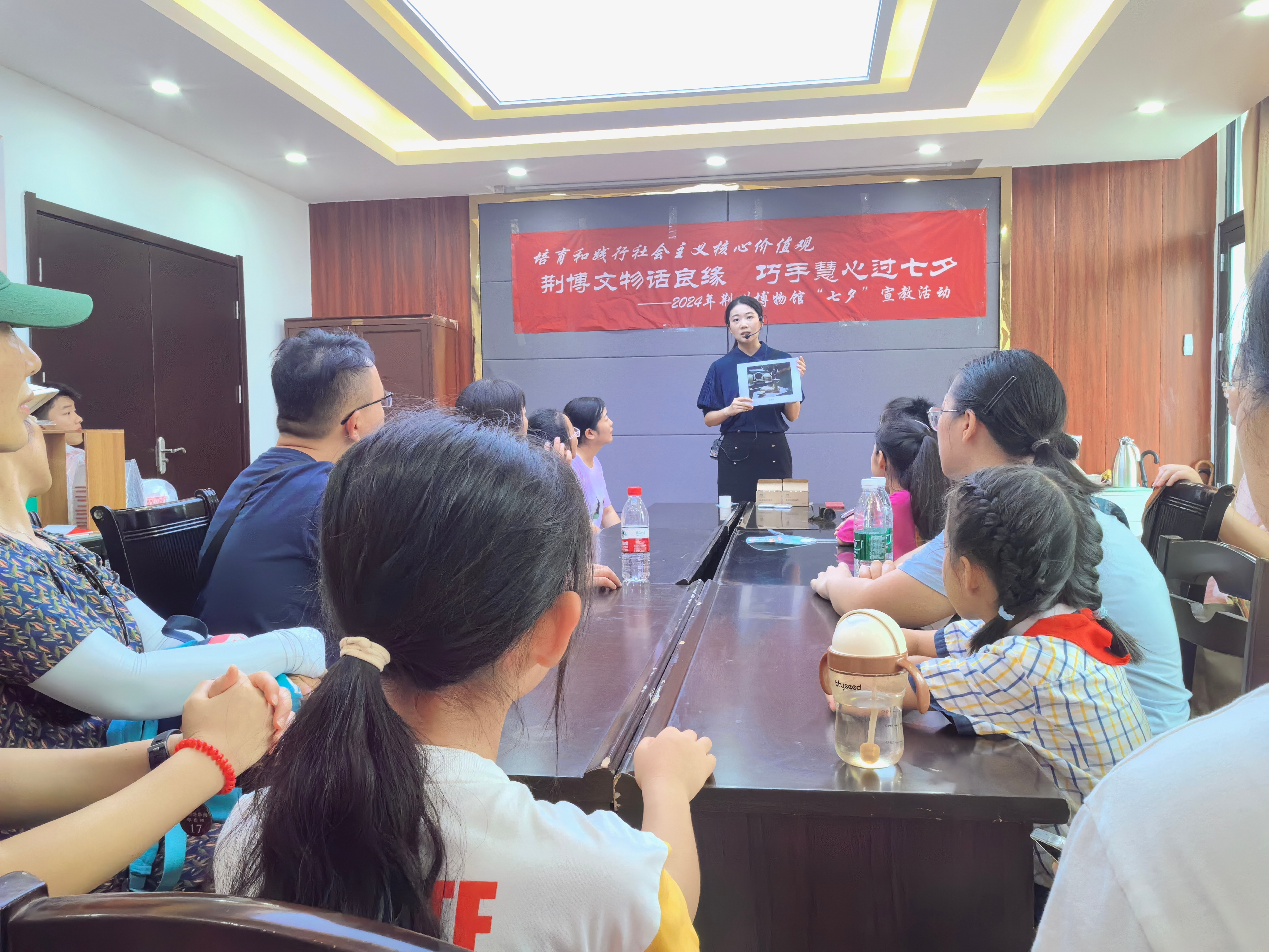講解員與觀眾分享傳統(tǒng)文化中的愛情故事2.jpg