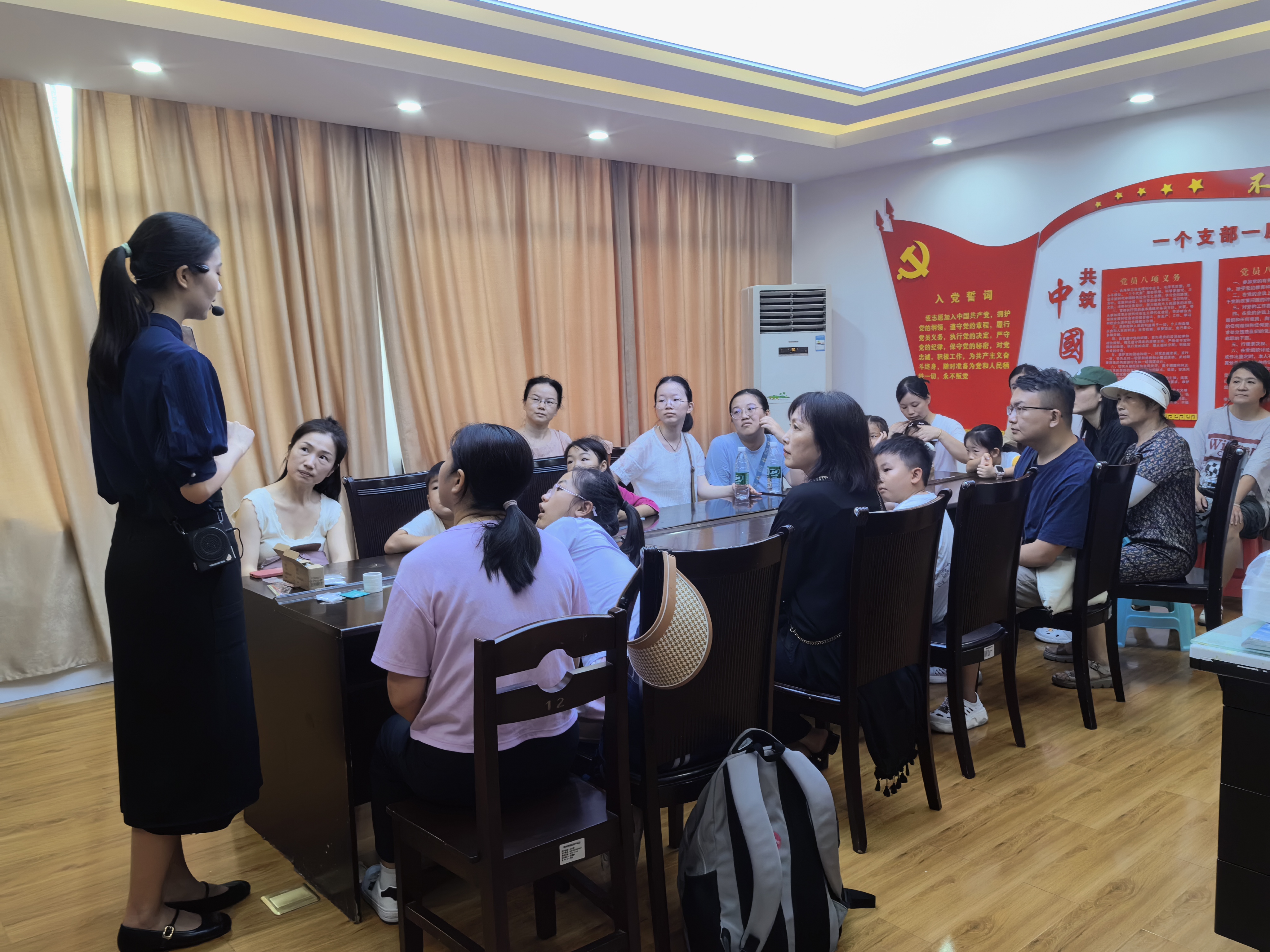 講解員與觀眾分享傳統(tǒng)文化中的愛(ài)情故事3.jpg