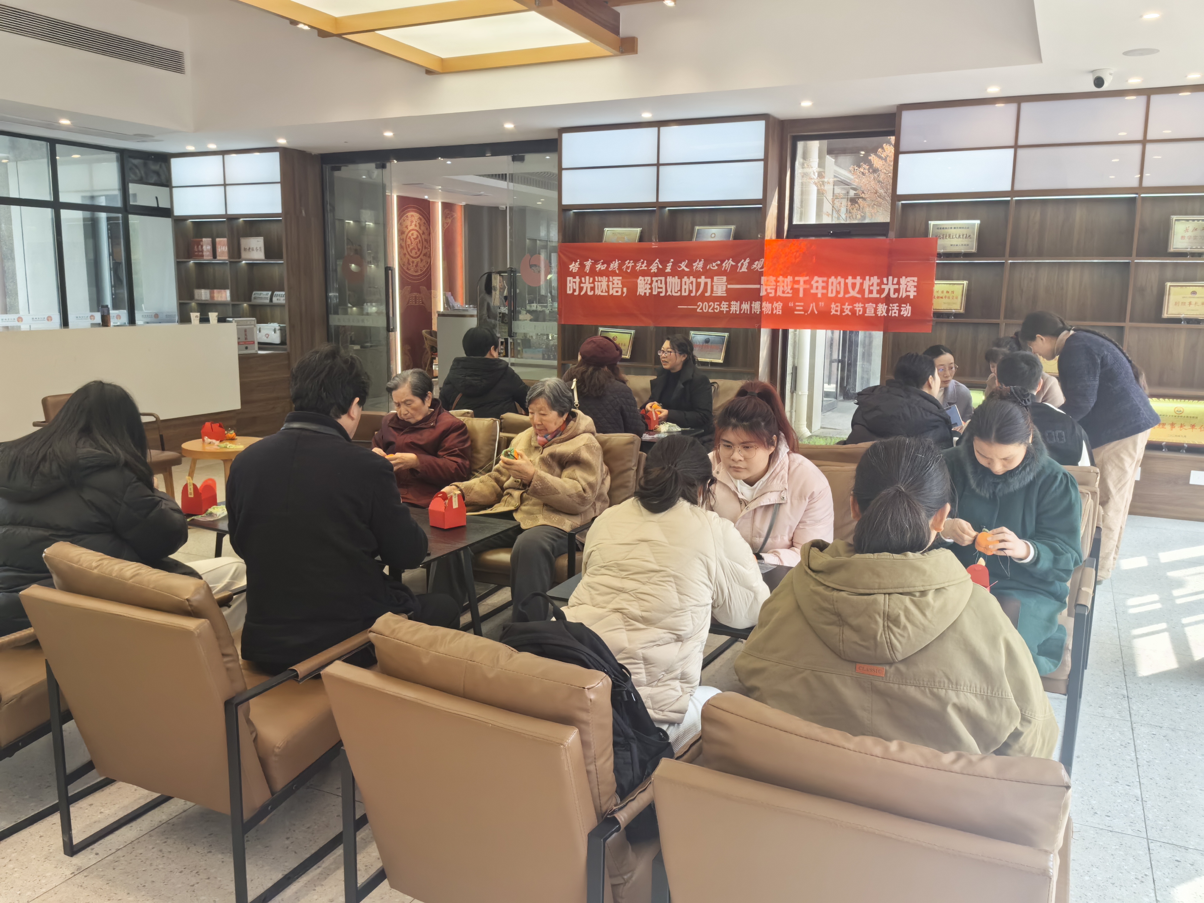 2.游客認真制作“巳巳如意”繡品包.jpg