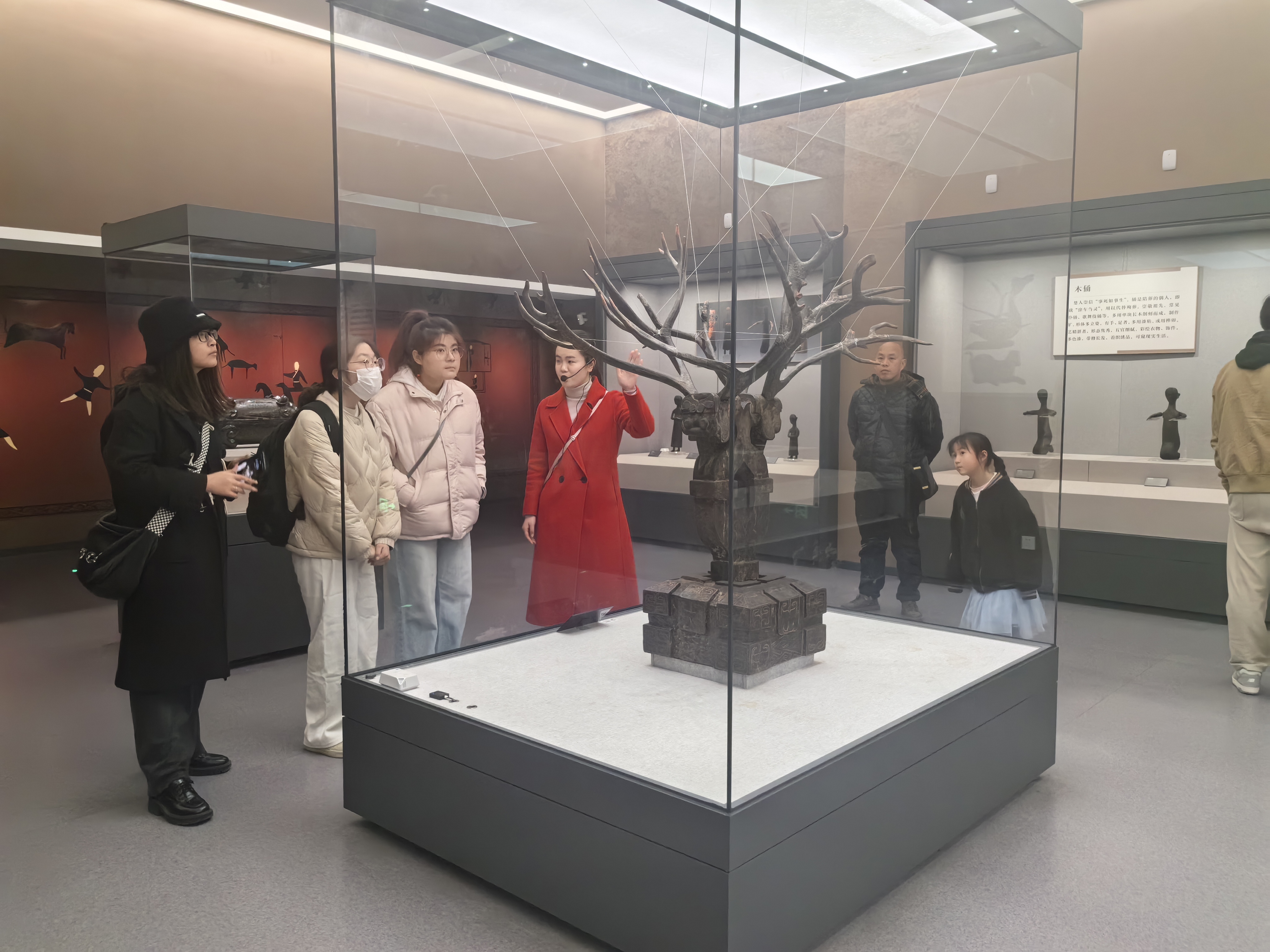 3.講解員為游客講解珍品館.jpg